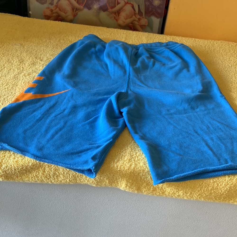 Nikes Short - Picture 3 of 4